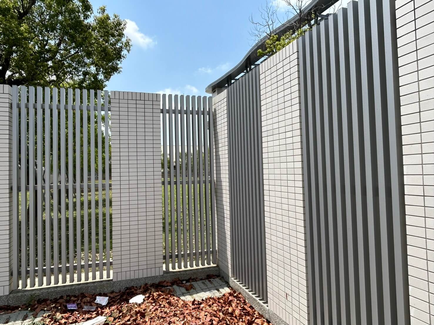什麼是【鋁擠型格柵】?核心優勢在於什麼加工?廣泛應用於天花板造型、外牆立面等多種場合 - 【遠丞】鋁擠型Aluminum