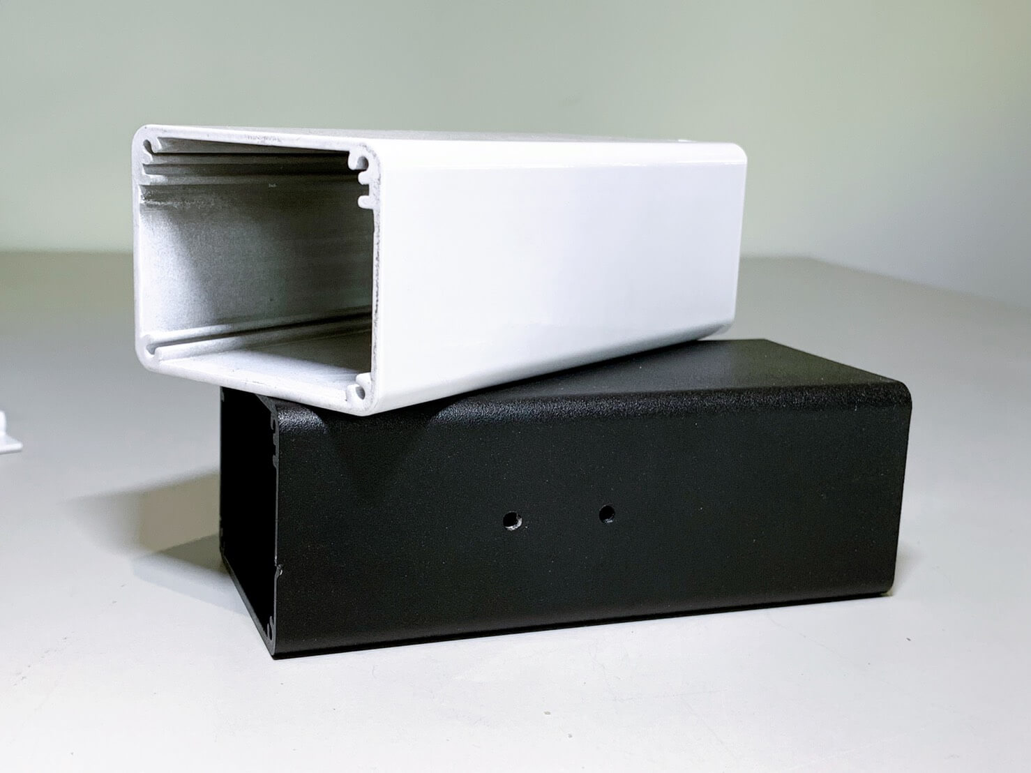 Read more about the article Features and Specifications of Aluminum Enclosed Wire Ducts